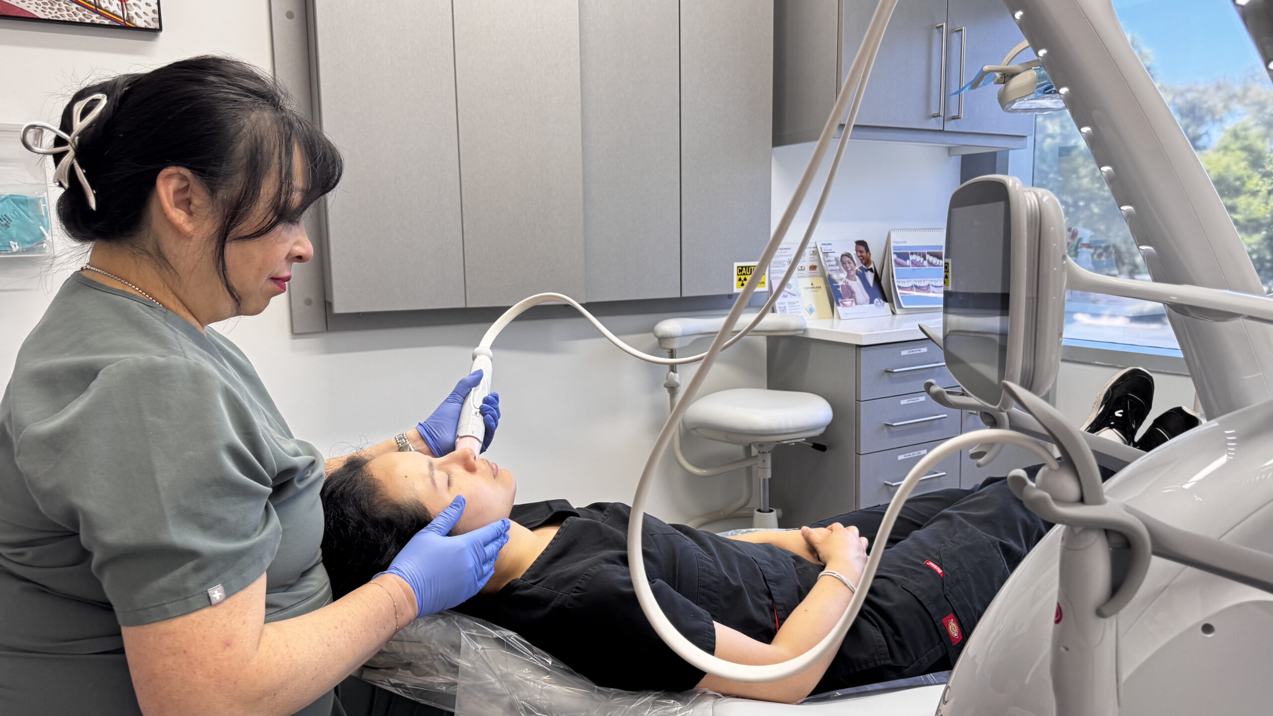 Doctor applying Everesse radiofrequency skin tightening treatment on patient’s face in facial spa